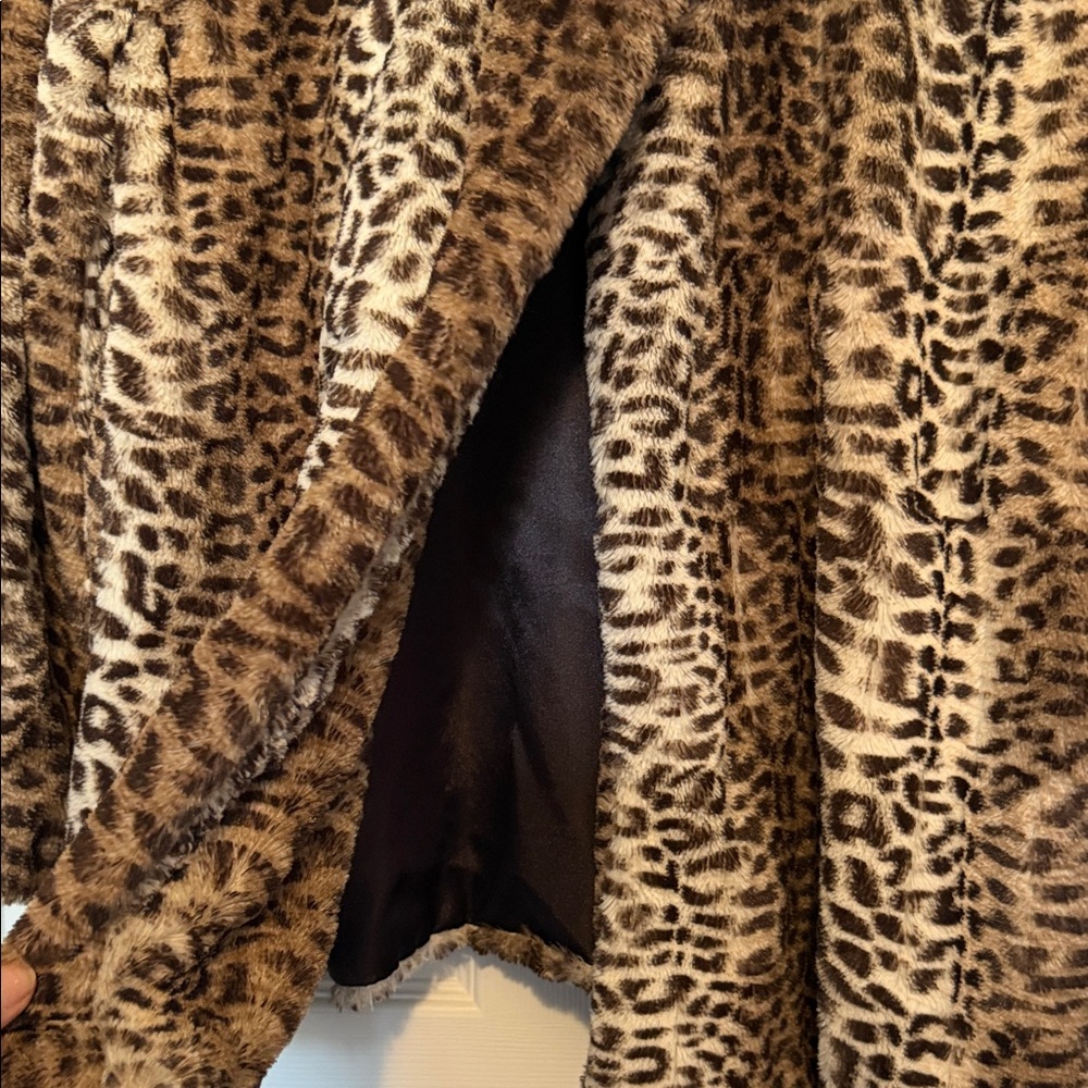 Leopard Print Faux Fur Light Jacket - Picture 3 of 6